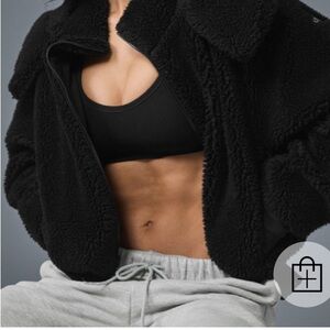 Alo Black Sherpa Jacket

Worn very few times

Removable hood